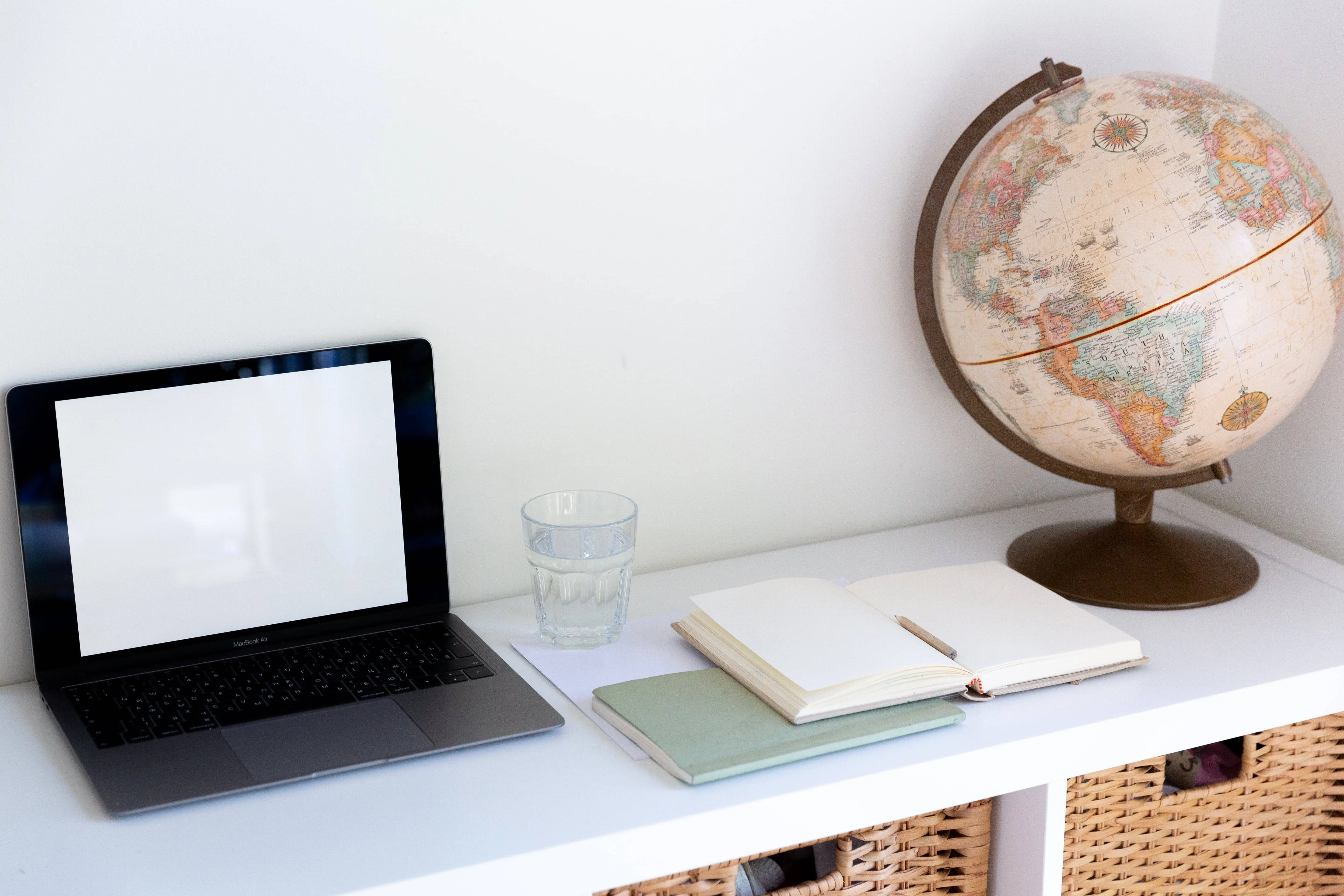 Bureau avec ordinateur et matériel de travail